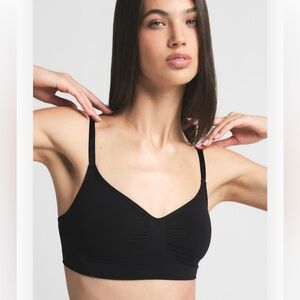 SKIMS BLACK SEAMLESS SCULPT BRALETTE